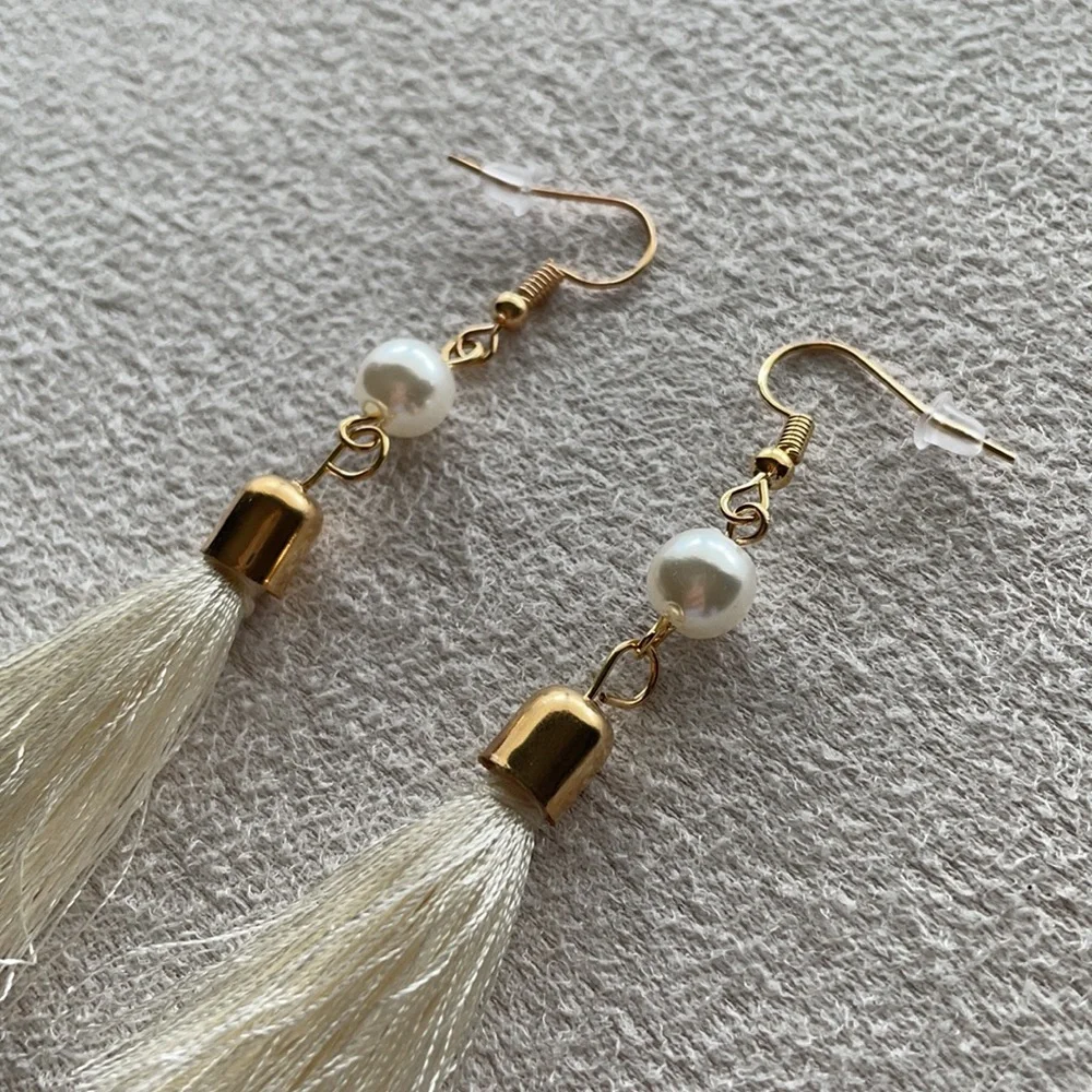 Pearl earrings with white tassel